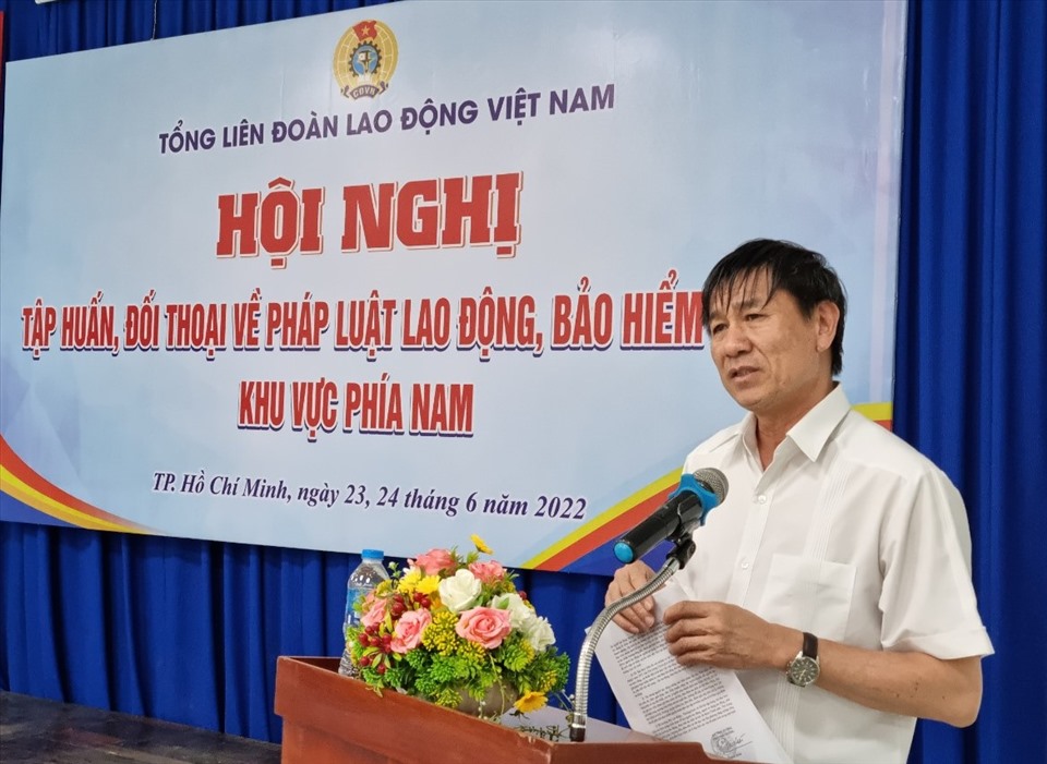 Ông Lê Đình Quảng  - Phó Ban Chính sách - Pháp luật Tổng LĐLĐ Việt Nam - phát biểu khai mạc hội nghị. Ảnh: Nam Dương