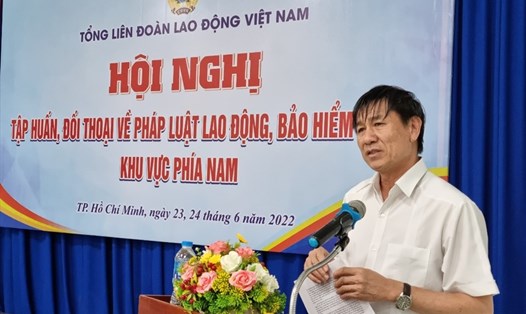 Ông Lê Đình Quảng  - Phó Ban Chính sách - Pháp luật Tổng LĐLĐ Việt Nam - phát biểu khai mạc hội nghị. Ảnh: Nam Dương