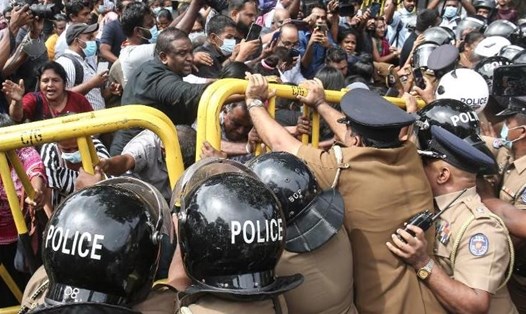 Biểu tình ngày 22.6 gần dinh thự riêng của Thủ tướng Sri Lanka trong bối cảnh nước này đang khủng hoảng kinh tế. Ảnh: AFP