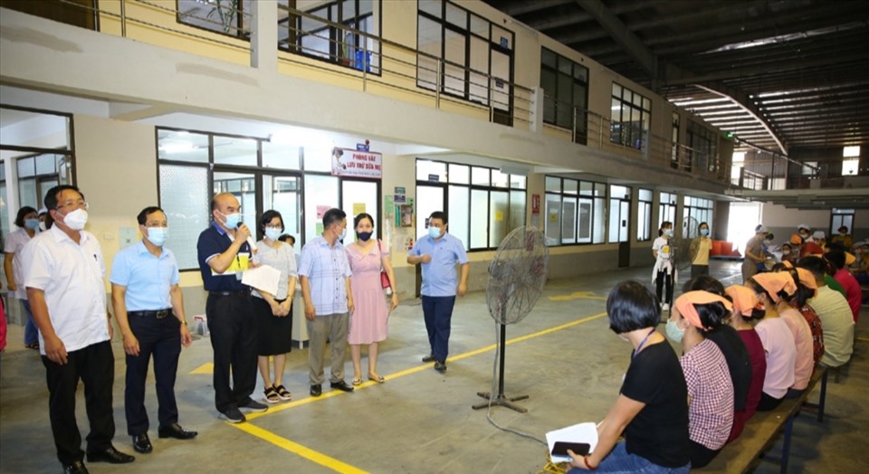 Tuyên truyền cho CNLĐ tại Công ty TNHH may Nien Hsing (KCN Khánh Phú, Ninh Bình) tham gia tiêm vaccine phòng COVID-19 mũi 4. Ảnh: NT