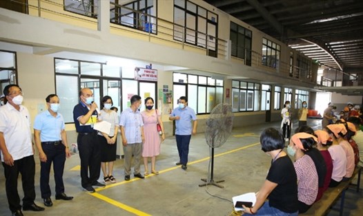 Tuyên truyền cho CNLĐ tại Công ty TNHH may Nien Hsing (KCN Khánh Phú, Ninh Bình) tham gia tiêm vaccine phòng COVID-19 mũi 4. Ảnh: NT