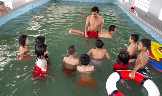 Dạy bơi cho học sinh tại Trường TH Phúc Đồng - Hương Khê - Hà Tĩnh. Ảnh: DN