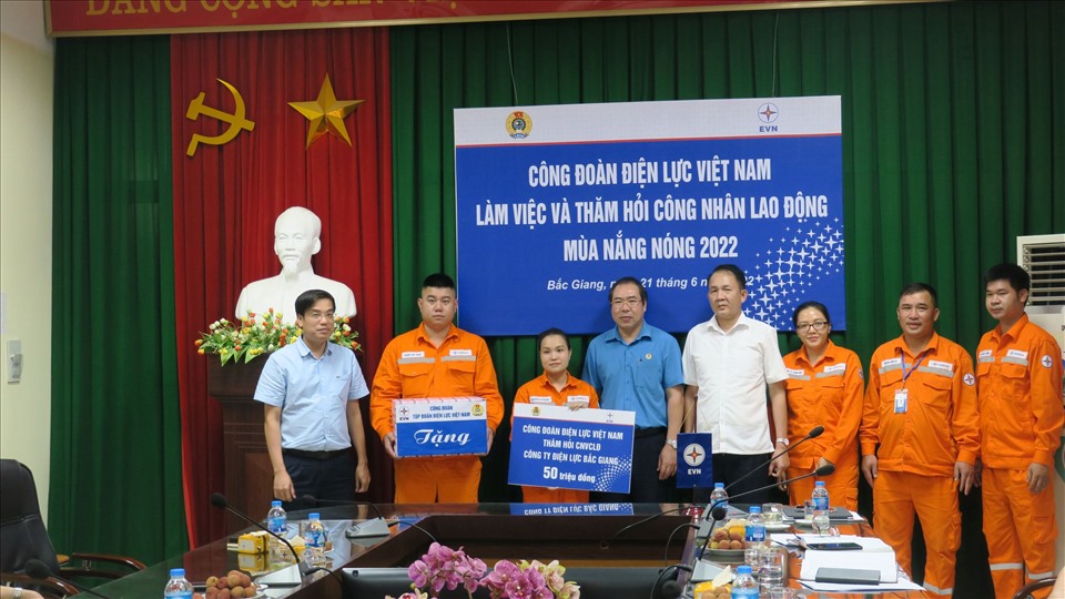 Lãnh đạo Công đoàn Điện lực Việt Nam tặng quà CNLĐ làm việc trong những ngày nắng nóng. Ảnh: CĐĐL