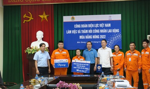Lãnh đạo Công đoàn Điện lực Việt Nam tặng quà CNLĐ làm việc trong những ngày nắng nóng. Ảnh: CĐĐL