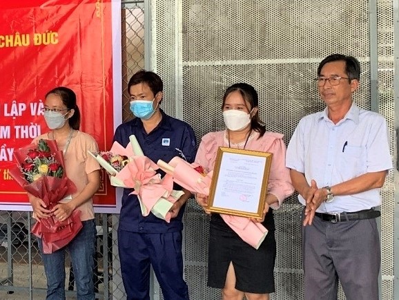 LĐLĐ huyện Châu Đức tặng hoa chúc mừng thành lập CĐCS mới với 411 thành viên. Ảnh: LĐLĐ