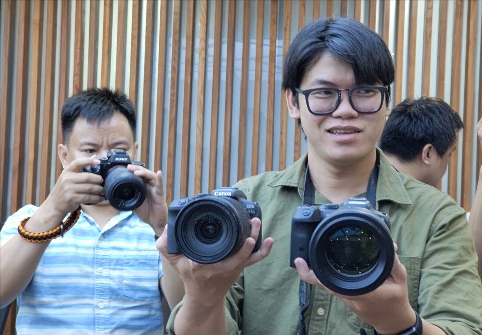 2 mẫu máy ảnh không gương lật mới của Canon trang bị cảm biến APS-C được bán tại Việt Nam. Ảnh: DNCC. 2 mẫu máy ảnh không gương lật mới của Canon trang bị cảm biến APS-C được bán tại Việt Nam. Ảnh: DNCC.