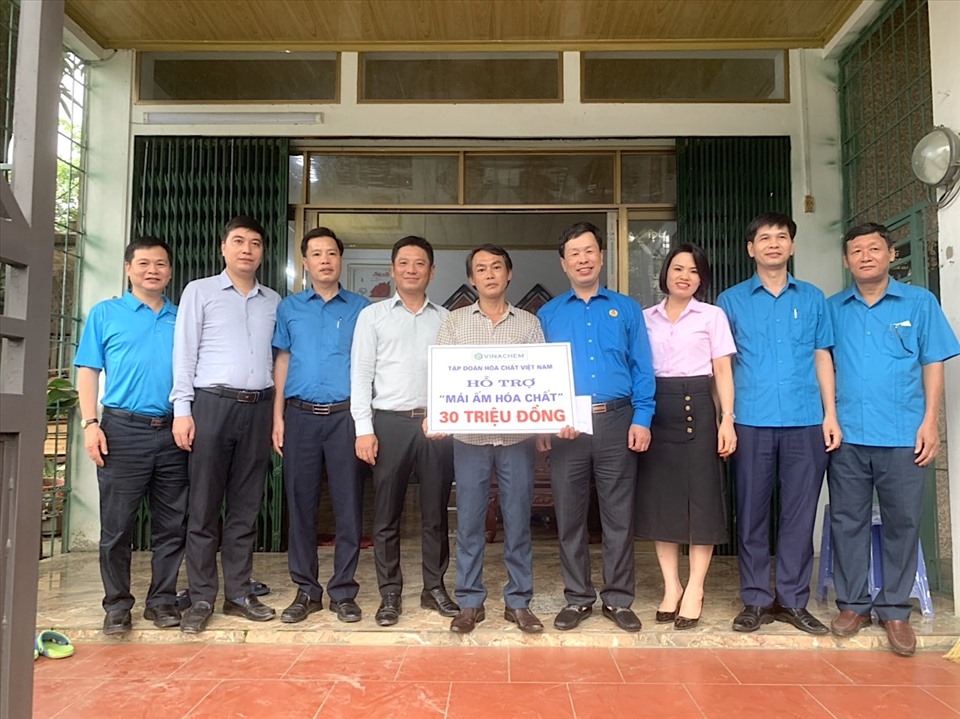 Lãnh đạo Công đoàn Công nghiệp Hoá chất Việt Nam trao hỗ trợ Mái ấm Công đoàn cho đoàn viên khó khăn. Ảnh: CĐHC