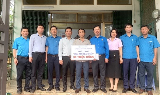 Lãnh đạo Công đoàn Công nghiệp Hoá chất Việt Nam trao hỗ trợ Mái ấm Công đoàn cho đoàn viên khó khăn. Ảnh: CĐHC