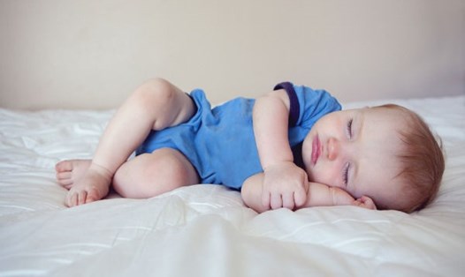 Việc để trẻ sơ sinh nằm sấp hoặc nằm nghiêng có thể ảnh hưởng đến sức khỏe trẻ. Ảnh: Boldsky