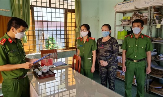 Phạm Thị Trang tại cơ quan Công an huyện Bình Sơn trước khi thực hiện thi hành bản án được tuyên cách đây 14 năm. Ảnh: C.A