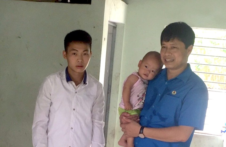 Lãnh đạo Liên đoàn Lao động huyện Yên Dũng tặng quà cho gia đình anh Sùng Mí Ná.