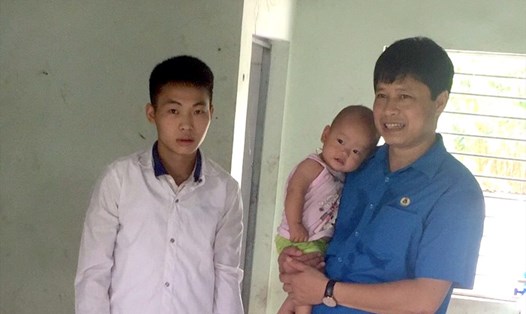 Lãnh đạo Liên đoàn Lao động huyện Yên Dũng tặng quà cho gia đình anh Sùng Mí Ná.