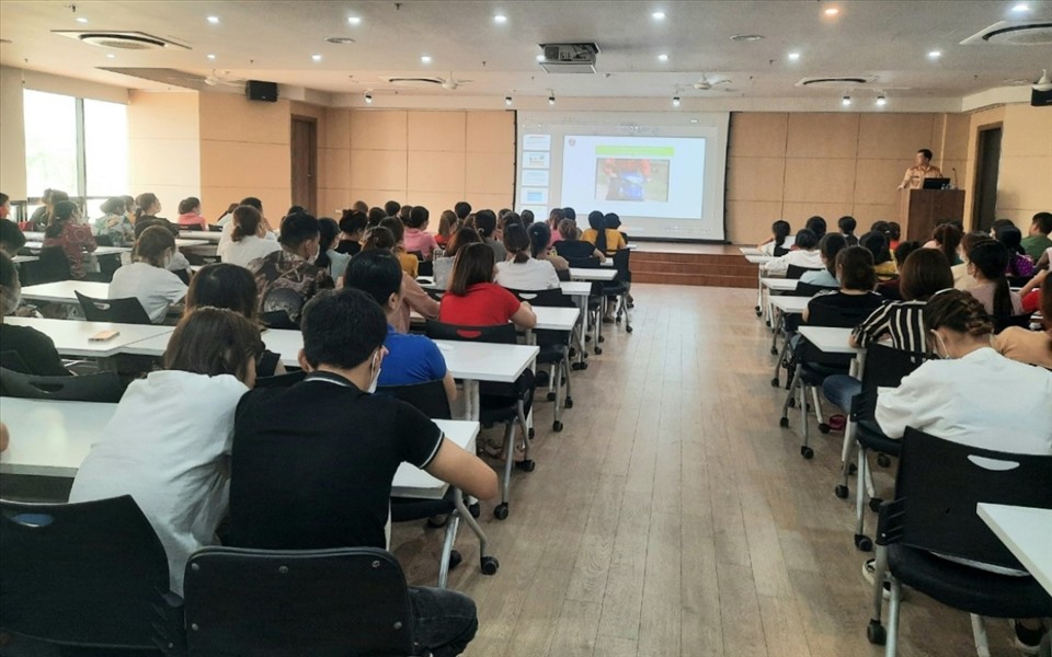 Cán bộ Phòng Cảnh sát giao thông Công an tỉnh Ninh Bình tuyên truyền pháp luật về ATGT cho công nhân. Ảnh: NT