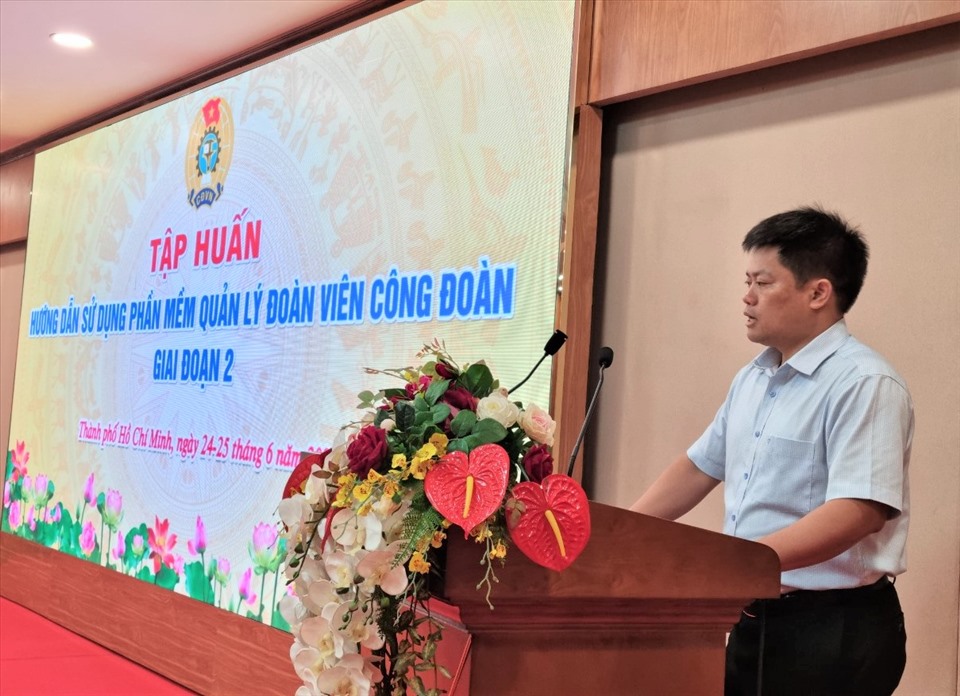 Ông Nguyễn Hiệp Thương - Phó Ban Tổ chức Tổng LĐLĐ Việt Nam - phát biểu khai mạc hội nghị. Ảnh: Nam Dương