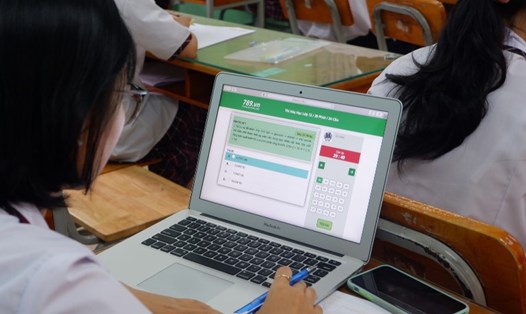 Học sinh Trường THPT Tây Thạnh (TP.HCM) kiểm tra trực tuyến trên Trường học thông minh 789.vn.