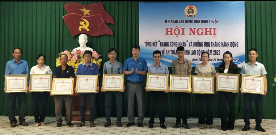 Lãnh đạo LĐLĐ tỉnh Ninh Thuận tặng bằng khen cho CNLĐ tiêu biểu xuất sắc nhân Tháng Công nhân. Ảnh: Lý Thanh