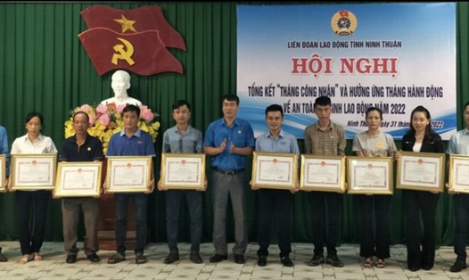 Lãnh đạo LĐLĐ tỉnh Ninh Thuận tặng bằng khen cho CNLĐ tiêu biểu xuất sắc nhân Tháng Công nhân. Ảnh: Lý Thanh