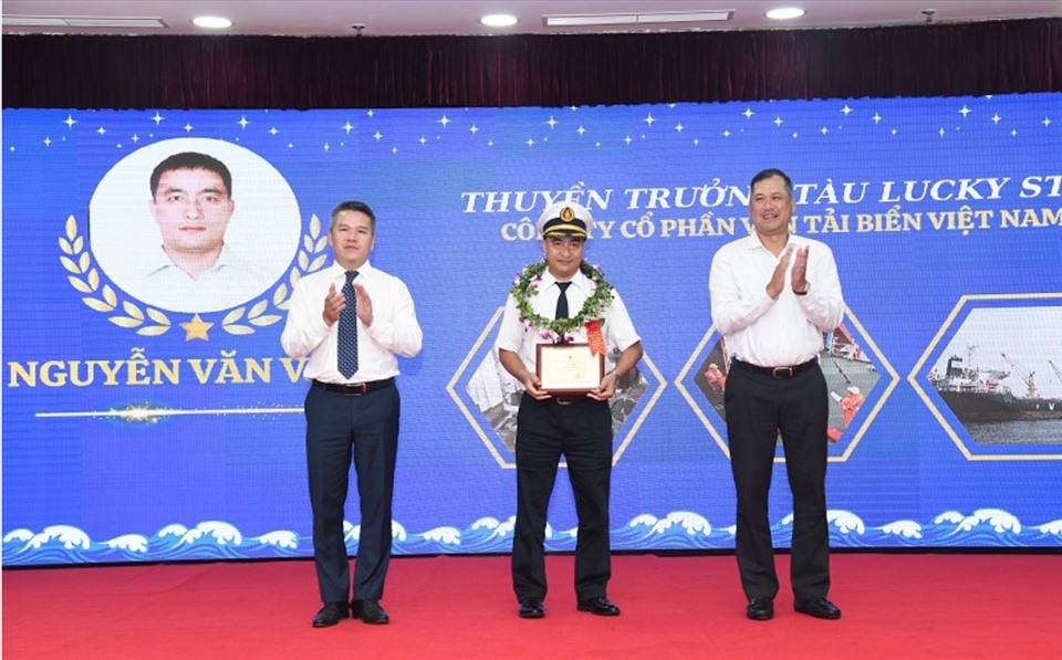Lãnh đạo Tổng Công ty Hàng hải Việt Nam và Tổng LĐLĐVN trao biểu trưng và hoa chúc mừng sĩ quan thuyền viên được tôn vinh. Ảnh: Chu Linh