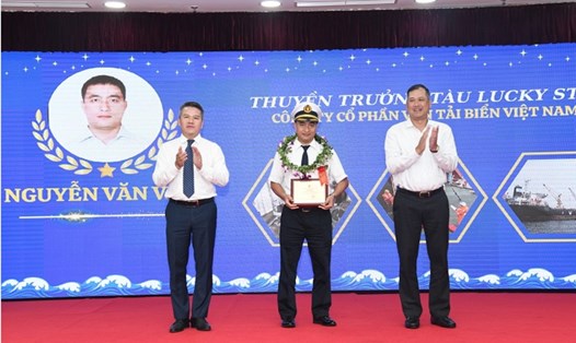 Lãnh đạo Tổng Công ty Hàng hải Việt Nam và Tổng LĐLĐVN trao biểu trưng và hoa chúc mừng sĩ quan thuyền viên được tôn vinh. Ảnh: Chu Linh