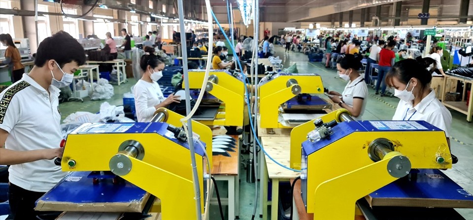 Công nhân Công ty May Thời trang USA (huyện Nghi Lộc) áp dụng sáng kiến, cải tiến kỹ thuật vào sản xuất. Ảnh: Quốc Lợi
