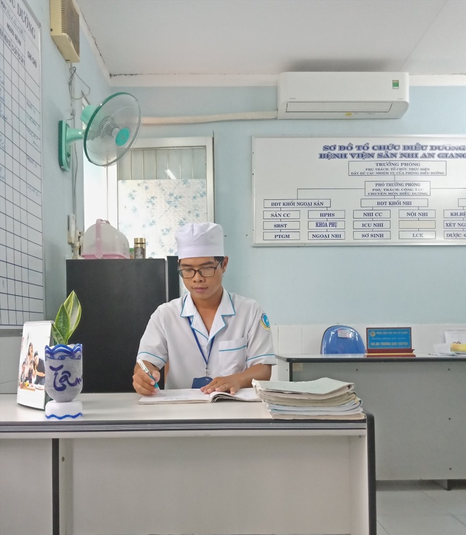 Cử nhân Điều dưỡng Trần Trí Thoại trong giờ làm việc. Ảnh: Cẩm Tú