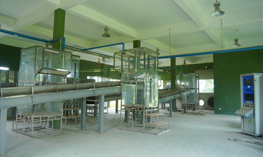 Bên trong Nhà máy xử lý rác thải nhiệt phân plasma Đông Anh, Hà Nội. Phân xưởng vắng lặng, dây chuyền máy móc phủ bụi, bỏ không. Ảnh: PV