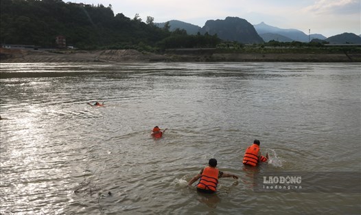 Người dân đổ xô đi tắm sông Đà giải nhiệt bất chấp nguy hiểm. Ảnh: Khánh Linh