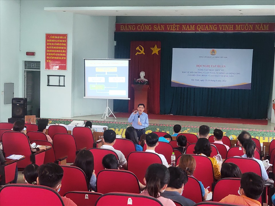 Báo cáo viên Ban Quan hệ Lao động Tổng Liên đoàn Lao động Việt Nam hướng dẫn một số chuyên đề tập tuấn Bảo vệ môi trường và An toàn, vệ sinh lao động. Q.T