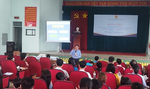 Báo cáo viên Ban Quan hệ Lao động Tổng Liên đoàn Lao động Việt Nam hướng dẫn một số chuyên đề tập tuấn Bảo vệ môi trường và An toàn, vệ sinh lao động. Q.T