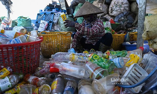 Bà Đỗ Thanh Tâm (thôn Xà Cầu) ngồi giữa đống rác thải nhựa đủ loại.