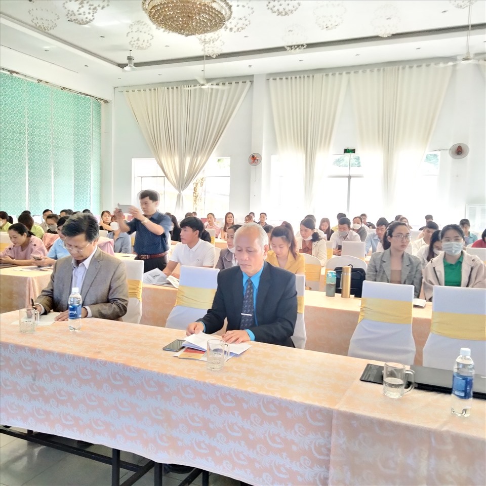 Lãnh đạo LĐLĐ tỉnh Lâm Đồng và Sở LĐTBXH tham dự hội nghị tập huấn chính sách pháp luật về lao động, tiền lương, BHXH. Ảnh: Đức Thiệm