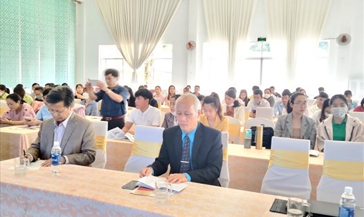 Lãnh đạo LĐLĐ tỉnh Lâm Đồng và Sở LĐTBXH tham dự hội nghị tập huấn chính sách pháp luật về lao động, tiền lương, BHXH. Ảnh: Đức Thiệm
