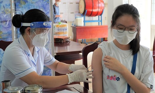 Theo UBND tỉnh, việc tiêm vaccine mũi 4 phòng COVID-19 là cần thiết để đảm bảo sức khỏe cho người dân trên địa bàn. Ảnh: T.A