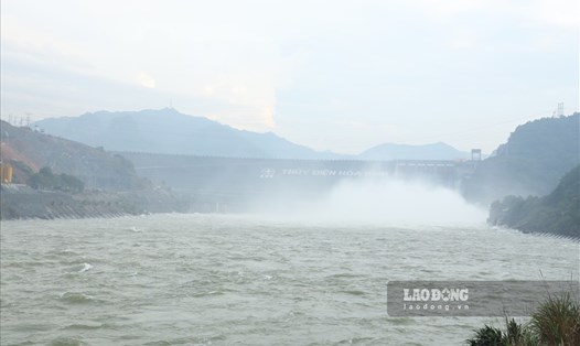 Thủy điện Hòa Bình mở 1 cửa đáy xả lũ vào 14 giờ ngày 24.6.2022. Ảnh: Thanh Tùng