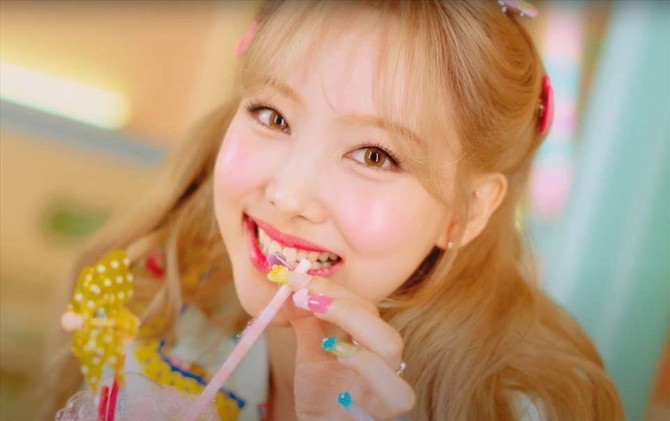 Hình ảnh của Nayeon - TWICE trong mini album solo. Ảnh: MV. Hình ảnh của Nayeon - TWICE trong mini album solo. Ảnh: MV.