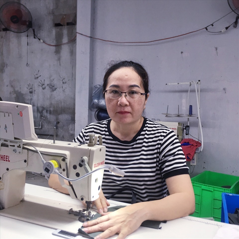 Trắng tay sau 25 năm công tác vì các văn bản chồng chéo, bà Hoàng Thị Lan phải đi làm công nhân may ở miền Nam để mưu sinh. Ảnh: QĐ