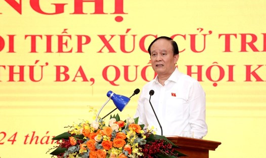 Phó Trưởng đoàn đại biểu Quốc hội thành phố Hà Nội Nguyễn Ngọc Tuấn phát triển tiếp thu, trả lời các ý kiến cử tri. Ảnh: Vũ Thủy