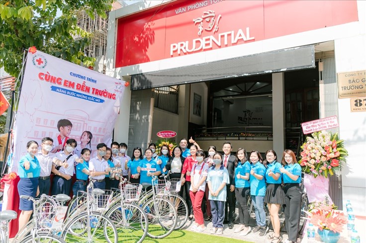 Prudential Việt Nam trao tặng 20 xe đạp cho học sinh nghèo hiếu học