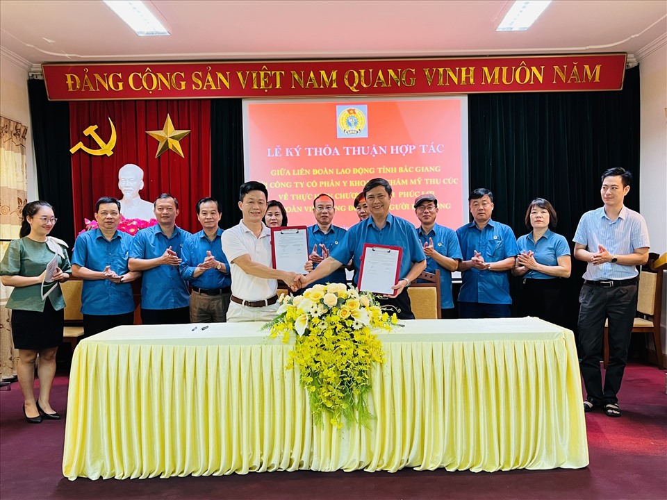 Lãnh đạo Liên đoàn Lao động tỉnh Bắc Giang và lãnh đạo Công ty Cổ phần Y khoa và Thẩm mỹ Thu Cúc ký thỏa thuận hợp tác.
