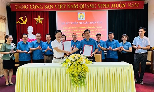 Lãnh đạo Liên đoàn Lao động tỉnh Bắc Giang và lãnh đạo Công ty Cổ phần Y khoa và Thẩm mỹ Thu Cúc ký thỏa thuận hợp tác.