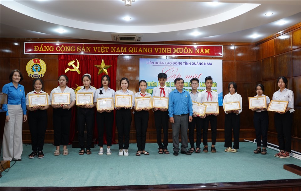 LĐLĐ tỉnh Quảng Nam tuyên dương học sinh là con người lao động vượt khó, học giỏi năm 2021 - 2022. Ảnh: Thanh Chung