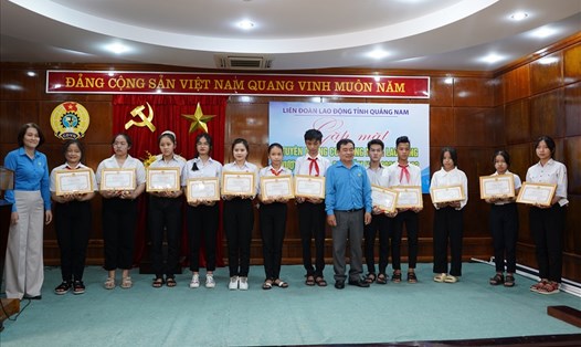 LĐLĐ tỉnh Quảng Nam tuyên dương học sinh là con người lao động vượt khó, học giỏi năm 2021 - 2022. Ảnh: Thanh Chung