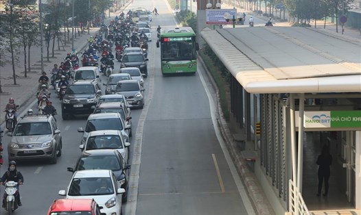 Không chỉ lãng phí cả ngàn tỉ, BRT còn chiếm 1/3 mặt cắt trục huyết mạch đông đúc nhất thủ đô, đẩy dân vào cảnh hoặc chen chúc khốn khổ, hoặc bị phạt. Ảnh: Hải Nguyễn