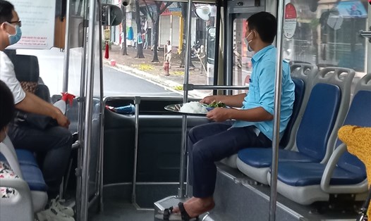 Bữa ăn vội vã của tài xế, phụ xe buýt. Ảnh: Lương Hạnh.