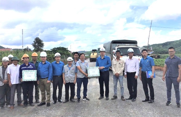 Lãnh đạo Công đoàn Giao thông vận tảiViệt Nam tặng quà người lao động. Ảnh: Cao Quý