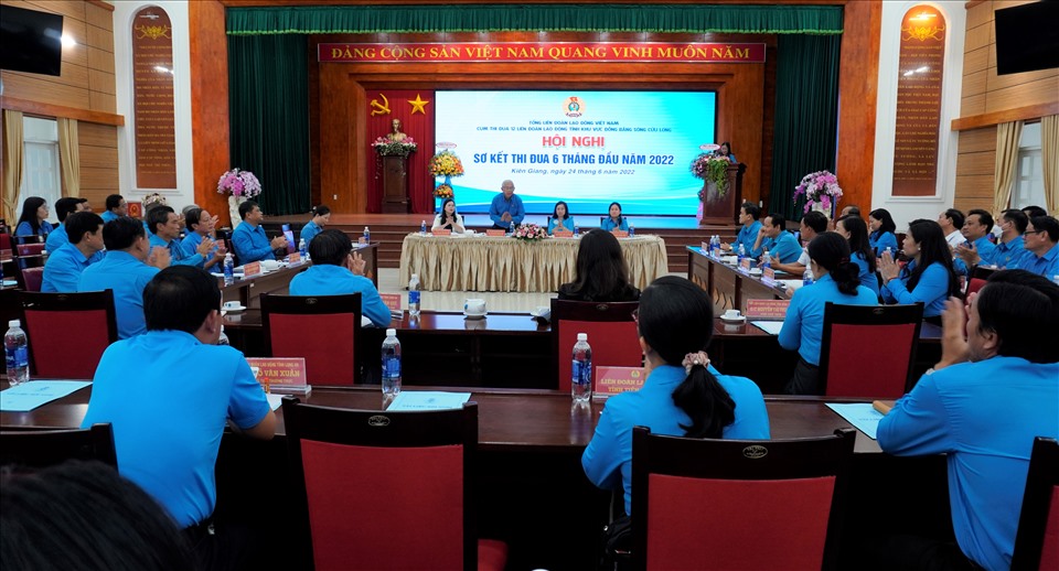 Hội nghị sơ kết thi đua Cụm 12 LĐLĐ tỉnh khu vực ĐBSCL. Ảnh: N.A
