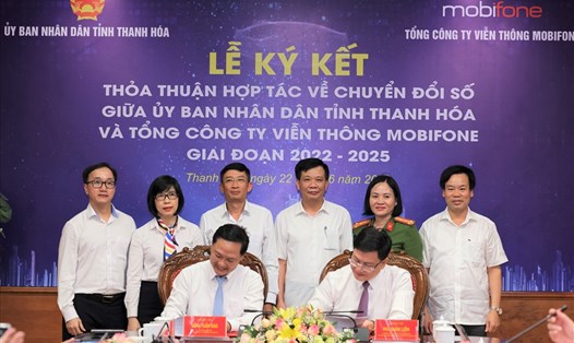 Ông Mai Xuân Liêm - Phó Chủ tịch UBND tỉnh Thanh Hóa và ông Vĩnh Tuấn Bảo – Phó TGĐ Tổng công ty Viễn thông MobiFone ký kết Thỏa thuận hợp tác về Chuyển đổi số giai đoạn 2022-2025