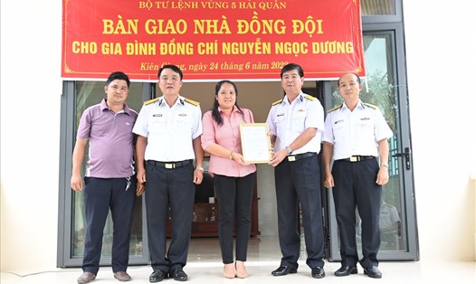 Đại tá Nguyễn Quốc Doanh trao Quyết định tặng nhà đồng đội cho gia đình đồng chí Dương. Ảnh: V5HQ