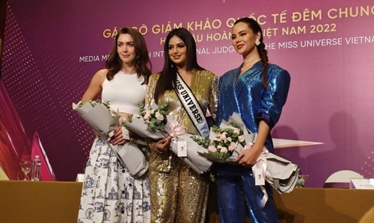 Hoa hậu Catriona Gray, Hoa hậu Natalie Glebova và Hoa hậu Harnaaz Sandhu tại buổi gặp gỡ truyền thông trước chung kết Hoa hậu Hoàn vũ Việt Nam 2022. Ảnh: DD.