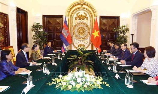 Phó Thủ tướng Chính phủ Lê Minh Khái hội đàm với Phó Thủ tướng Campuchia Men Sam An. Ảnh: TTXVN